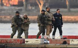 Presiden Venezuela Nicolas Maduro bersama istrinya Cilia Flores, tiba di Heliport Wall Street untuk dibawa ke gedung pengadilan federal di New York, AS, Senin (5/1/2026).