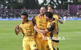 Pesepak bola Persija Jakarta Muhammad Rayhan Hannan (kiri) melakukan selebrasi bersama rekan satu timnya usai berhasil mencetak gol ke gawang Persik Kediri pada pertandingan BRI Super League di Stadion Brawijaya, Kota Kediri, Jawa Timur, Sabtu (16/5/2026). Tim tamu Persija Jakarta menang atas tuan rumah Persik Kediri dengan skor 3-1. 