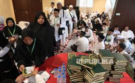 Jamaah calon haji asal Aceh antre untuk memperoleh dana wakaf Baitul Asyi di Makkah, Arab Saudi, Ahad (2/6/2024). Jamaah calon haji asal Aceh yang telah tiba di Makkah mulai menerima pembagian dana hasil wakaf produktif sebesar 1.500 riyal per jamaah dari Habib Abdurrahman bin Alwi atau Habib Bugak Asyi yang merupakan warga Arab Saudi yang pernah tinggal di Aceh sekitar 200 tahun yang lalu. 
