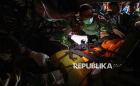 Tim SAR gabungan menggotong kantong berisi jenazah korban kecelakaan pesawat ATR 42-500 ke dalam mobil ambulans saat tiba di Desa Tompo Bulu, Kabupaten Pangkajene dan Kepulauan, Sulawesi Selatan, Kamis (22/1/2026). Tim SAR gabungan berhasil mengevakuasi jenazah korban ketiga kecelakaan pesawat ATR 42-500 yang hilang kontak pada Sabtu (17/1) ke Posko AJU Tompo Bulu dan langsung dibawa ke rumah sakit Bhayangkara Makassar untuk diidentifikasi. 