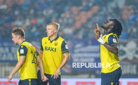 Pesepak bola Oxford United Gatlin Teye (kanan) melakukan seleberasi usai mencetak gol ke gawang Arema FC pada pertandingan Piala Presiden Grup A di Stadion Si Jalak Harupat, Bandung, Jawa Barat, Kamis (10/7/2025). Oxford United berhasil menang dengan skor 4-0 sekaligus memastikan tempat di babak final melawan Port FC pada Ahad 13 Juli 2025. 