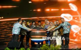 Gubernur Bank Indonesia Destry Damayanti bersama Wakil Menteri Koordinator Bidang Perekonomian Dradjad Hari Wibowo serta tamu undangan VIP membuka  acara Indonesia Sharia Economic Festival (ISEF) 2026 di Jakarta International Convention Center (JICC), Jakarta, Rabu (14/10/2026). Bank Indonesia menyelenggarakan ISEF ke-13 pada 14–18 Oktober 2026 dengan mengusung tema Akselerasi Pertumbuhan Ekonomi dan Keuangan Syariah Berkelanjutan melalui Sinergi dan Transformasi Digital.