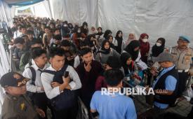 Pencari kerja mengantre memasuki lokasi Naker Fest 2026 di Panongan, Kabupaten Tangerang, Selasa (7/7/2026). Bursa kerja menjadi salah satu peluang bagi masyarakat untuk memperoleh pekerjaan di tengah persaingan yang semakin ketat.