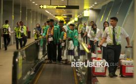 Jamaah calon haji berjalan menuju pesawat saat pemberangkatan di Terminal 1 Bandara Internasional Juanda Surabaya di Sidoarjo, Jawa Timur, Jumat (2/5/2025). Sebanyak 376 jamaah calon haji kloter pertama Embarkasi Surabaya dari Kabupaten Tulungagung diberangkatkan ke Madinah, Arab Saudi. 