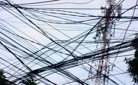 Ilustrasi kabel internet yang mengganggu jalan.