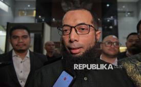 Ketua Asosiasi Mutiara Haji Khalid Zeed Abdullah Basalamah menjawab pertayaan wartawan usai menjalani pemeriksaan di Gedung Merah Putih KPK, Jakarta, Kamis (23/4/2026). Khalid Basalamah diperiksa sebagai saksi terkait kasus dugaan korupsi kuota haji 2023-2024. 