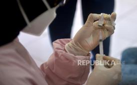 Tenaga kesehatan mengambil vaksin Covid-19 Sinovac saat vaksinasi Covid-19 susulan untuk anak-anak di SD Muhammadiyah Sagan, Yogyakarta, Selasa (25/1/2022).