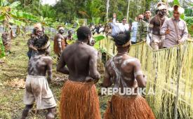 Wakil Presiden Gibran Rakabuming Raka (kanan) disambut tarian suku Asmat saat meninjau Sekolah Lapang Sagu Keuskupan Agats di Kabupaten Asmat, Papua Selatan, Ahad (21/6/2026). Dalam kunjungan kerja ke Asmat tersebut Wapres meninjau Museum Kebudayaan dan Kemajuan Asmat dan memantau progres pembangunan Gereja Katedral Salin Suci Baru serta peninjauan Sekolah Lapang Sagu Keuskupan Agats dan RSUD Perpetua J. Safanpo. 