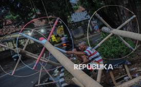 Pedagang batang pinang menunggu pembeli di kawasan Manggarai, Jakarta, Senin (11/8/2025). Menjelang peringatan HUT ke-80 Republik Indonesia, kawasan tersebut mulai dipadati sejumlah pedagang batang pohon pinang untuk keperluan perlombaan panjat pinang dalam rangka menyemarakan Hari Kemerdekaan RI. Para pedagang mengaku mengalami peningkatan jumlah permintaan hingga dua kali lipat sebelum 17 Agustus. Harga satu batang pohon pinang yang sudah di dekorasi dibanderol mulai dari Rp1 juta hingga Rp1,5 juta tergantung ukuran dan kualitasnya.
