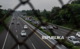 Foto udara kendaraan melintas saat penerapan rekayasa lalu lintas lawan arah (contraflow) dua jalur di ruas Jalan Tol Jakarta-Cikampek (Japek), Karawang, Jawa Barat. (ilustrasi)