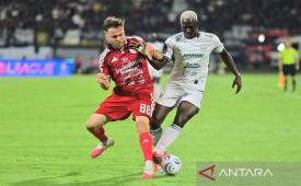 Moussa Bagayoko absen pada laga kontra Persebaya Surabaya..
