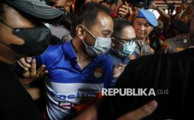 Petugas kepolisian menggiring Roy Suryo ke mobil ambulans untuk menjalani pemeriksaan usai ditahan di Polda Metro Jaya, Jakarta, Jumat (19/6/2026). Polda Metro Jaya menahan Roy Suryo sebagai tersangka kasus dugaan fitnah dan pencemaran nama baik terkait keaslian ijazah Presiden ke-7 RI Joko Widodo. 