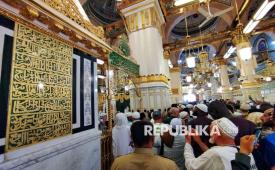 Umat muslim mengantre untuk berziarah ke makam Nabi Muhammad SAW dan dua sahabatnya Abu Bakar dan Umar bin Khattab di Masjid Nabawi, Madinah, Arab Saudi, Kamis (4/5/2023).