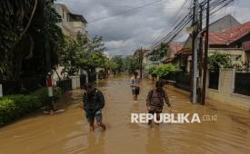 Warga beraktivitas saat banjir merendam permukiman di kawasan Pulo Raya, Petogogan, Kebayoran Baru, Jakarta Selatan, Jumat (20/2/2026). Banjir setinggi sekitar 30-50 centimeter tersebut terjadi akibat intensitas hujan tinggi pada Jumat (20/2) dini hari yang menyebabkan luapan kali krukut.