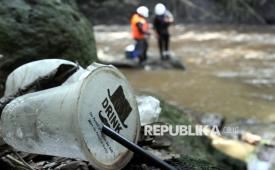Peneliti mengambil sampel air Sungai Brantas dengan latar tumpukan sampah plastik saat penelitian mikroplastik di Dinoyo, Malang, Jawa Timur, Sabtu (24/1/2026). Penelitian yang dilakukan tim Universitas Brawijaya di puluhan titik Sungai Brantas dari hulu hingga hilir tersebut menemukan kandungan mikroplastik dengan konsentrasi berkisar antara 2 hingga 40 partikel per liter air, sehingga peneliti merekomendasikan pemerintah dan para pemangku kebijakan untuk menetapkan standar baku mutu pencemaran mikroplastik guna melindungi kualitas air karena dikhawatirkan akan berdampak pada kesehatan masyarakat. 