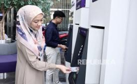 Ilustrasi bertransaksi di ATM. Ini tips Aman Bertransaksi di ATM dari Otoritas Jasa Keuangan.