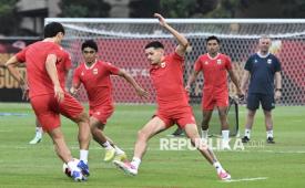 Sejumlah pesepak bola Timnas Indonesia berlatih saat latihan resmi menjelang pertandingan ketiga dalam FIFA ASEAN Cup 2026 di Stadion PTIK, Jakarta, Rabu (30/9/2026). Latihan resmi tersebut menjelang melawan Timnas Bangladesh pada Kamis (1/10/2026) di Stadion Utama Gelora Bung Karno (SUGBK). 