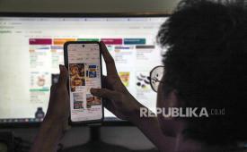 Warga mengakses aplikasi belanja daring (ilustrasi). YPKIM mendorong penguatan perlindungan konsumen melalui revisi UUPK.
