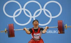 Atlet angkat besi Indonesia Irawan Eko Yuli berlaga di nomor 62kg putra di Grup A Olimpiade London 2012.
