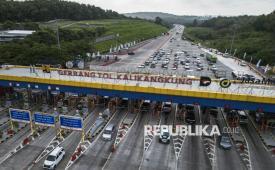 Foto udara antrean kendaraan saat arus mudik memasuki Gerbang Tol (GT) Kalikangkung di Semarang, Jawa Tengah.