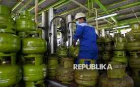 Pekerja mengisi tabung gas elpiji tiga kilogram bersubsidi di SPBE Bumi Mitra Wira, Pesanggrahan, Jakarta, Selasa (23/12/2025). Menjelang Natal dan Tahun Baru (Nataru) 2025, Pertamina memastikan stok cadangan Liquefied Petroleum Gas (LPG) nasional dalam kondisi aman sesuai standar cadangan nasional. Pertamina menjaga ketersediaan LPG sebagai salah satu prioritas sektor energi dengan ketahanan pasokan mencapai 12 hingga 17 hari guna memenuhi peningkatan kebutuhan masyarakat selama periode Nataru.