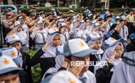 Sejumlah siswa sekolah mengikuti upacara peringatan Hari Sumpah Pemuda di Museum Sumpah Pemuda, Jakarta, Rabu (28/10/2026). Kementerian Kebudayaan menyelenggarakan upacara peringatan Hari Sumpah Pemuda ke-98 di Museum Sumpah Pemuda yang mengusung tema Patriotik, Gigih, Berempati: Pemuda untuk Indonesia. 