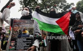 Sejumlah massa melakukan Aksi Bela Palestina di depan Kedutaan Besar Mesir, Jakarta, Ahad (19/5/2024). Jumlah anggota PBB yang mengakui negara Palestina terus bertambah.