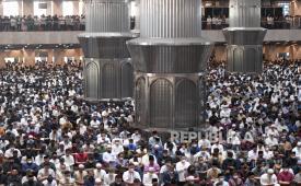 Umat Islam melaksanakan Shalat Idul Adha di Masjid Istiqlal, Jakarta.
