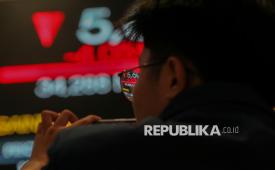 Warga mengamati pergerakan Indeks Harga Saham Gabungan (IHSG) di Bursa Efek Indonesia, Jakarta, Jumat (5/6/2026).