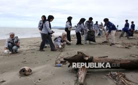 Mahasiswa Universitas Syiah Kuala (USK) membersihkan sampah plastik di pantai wisata kilometer nol, Banda Aceh, Aceh, Ahad (26/10/2025). Aksi kolaborasi menjelang peringatan Hari Sumpah Pemuda yang melibatkan 120 mahasiswa dari Fakultas Kedokteran Hewan dan Fakultas Ilmu Kelautan Perikanan USK itu sebagai wujud kepedulian generasi muda untuk menjaga lingkungan serta kampanye penyelamatan laut.