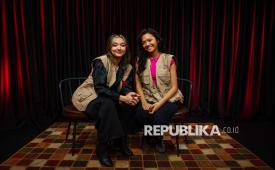 Pemain film Anya Zen (kanan) dan Carrisa Perusset (kiri) berpose saat media visit ke Republika di Jakarta, Selasa (8/9/2026). Kunjungan tersebut dilakukan untuk mempromosikan film Lobang Buaya: 309 Hari Sebelum Tragedi Berdarah yang akan tayang di bioskop pada 1 Oktober 2026.