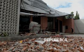 Bangunan yang mengalami kerusakan akibat gempa di Palu, Sulawesi Tengah, Selasa (16/6/2026). Gempa bumi berkekuatan 6,7 magnitudo dengan kedalaman 10 km yang berada di darat 42 km tenggara Kota Palu, Sulawesi Tengah, pada Selasa (16/6) pukul 11:27 WITA tersebut tidak bepotensi tsunami namun menimbulkan kepanikan warga dan merusak sejumlah infrastruktur. 