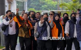 Tersangka kasus dugaan ijazah palsu terhadap Presiden ke-7 Republik Indonesia Joko Widodo, Roy Suryo (kiri) bersama tersangka lainnya Tifauzia Tyassuma atau Dokter Tifa (kanan) mengenakan rompi tahanan saat tiba di Kejaksaan Negeri Jakarta Selatan, Senin (22/6/2026). Polda Metro Jaya resmi melimpahkan berkas, barang bukti dan dua tersangka kasus ijazah palsu Presiden ke-7 RI Joko Widodo yakni Roy Suryo dan Dokter Tifa ke Kejaksaan Negeri Jakarta Selatan. Sebelumnya, Polda Metro Jaya menetapkan delapan orang sebagai tersangka dalam kasus dugaan pencemaran nama baik atas tudingan ijazah palsu terhadap Presiden RI ke-7 RI Joko Widodo.