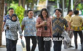 Sejumlah karyawan perkantoran mengenakan batik saat berjalan di kawasan pedestrian Jalan Jenderal Sudirman, Jakarta, Kamis (2/10/2025).