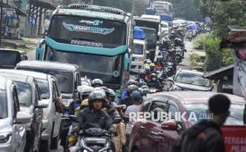 Kendaraan pemudik antre melintas saat puncak arus mudik H-2 Lebaran di Jalan Gentong Bawah, Kabupaten Tasikmalaya, Jawa Barat, Kamis (19/3/2026). 