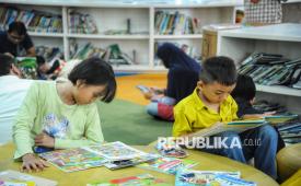 Anak-anak membaca buku di Layanan Anak Perpustakaan Nasional (Perpusnas), Jakarta, Senin (30/12/2024). Waktu libur sekolah dimanfaatkan dengan beragam cara, salah satunya mengunjungi perpustakaan. Kunjungan ke fasilitas layanan anak di Perpusnas meningkat pada liburan sekolah ini ketimbang pada hari biasa/kerja. Tercatat sebanyak 1048 orang lebih telah mengunjungi layanan anak Perpusnas pada hari ini. Layanan anak Perpusnas mempunyai ruang baca yang nyaman bagi anak-anak dan keluarga. Selain itu, dilengkapi dengan koleksi buku yang beragam seperti komik, cerita rakyat, board book dan lain-lain. Layanan anak Perpustakaan Nasional RI mempunyai sekitar 13.831 judul dan 41.657 eksemplar.
