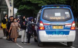 Calon penumpang mengantre saat akan menaiki mikrotrans JakLingko di Stasiun Klender Baru, Jakarta Timur, Rabu (28/2/2024). Budaya antre yang dilakukan dari inisiatif para penumpang tersebut mencegah agar penumpang tidak saling berebut dan membiasakan ketertiban dalam menggunakan transportasi umum.