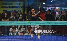 Artis Atikah Hasiholan bermain padel melawan pasangan artis Thoriq Halilintar dan Aaliyah Massaid saat acara Indonesia Sports Summit (ISS) 2025 di GBK Arena, Jakarta, Ahad (7/12/2025). Kementerian Pemuda dan Olahraga (Kemenpora) menggelar ajang Indonesia Sports Summit (ISS) 2025  kegiatan ini merupakan langkah strategis memperkuat arah pembangunan industri olahraga nasional. ISS 2025 ditujukan sebagai wadah kolaborasi lintas sektor antara pelaku olahraga, pemerintah, industri, serta generasi muda. Event ini akan menjadi momentum penting dalam membangun ekosistem olahraga yang maju, inklusif, dan berdaya saing global.