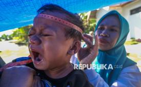 Petugas mengukur lingkar kepala anak balita di Posyandu Lamasa, Kota Kendari, Sulawesi Tenggara, Senin (6/7/2026). Pertumbuhan anak perlu dipantau secara rutin karena menjadi indikator penting untuk menilai kesehatan dan status gizi, sekaligus mendeteksi dini bila terjadi penyimpangan tumbuh kembang.