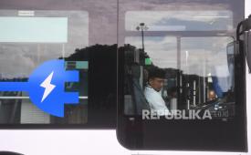 Supir bus listrik Transjakarta bersiap mengemudikan bus saat peluncuran di Pool Transjakarta, Terminal Kampung Rambutan, Jakarta.
