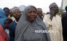 Seorang anggota keluarga dari seorang siswa sekolah yang dibebaskan menangis saat menunggu reuni dengan putranya di Katsina, Nigeria, pada Jumat, 18 Desember 2020. Lebih dari 300 siswa laki-laki yang diculik dalam serangan terhadap sekolah mereka di bagian barat laut Nigeria pekan lalu telah tiba di ibu kota Negara Bagian Katsina untuk merayakan pembebasan mereka. (Foto AP/Sunday Alamba)
