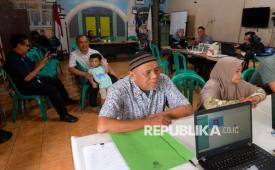 Petugas Suku Dinas Kependudukan dan Pencatatan Sipil (Dukcapil) Jakarta Selatan membantu warga mengurus berbagai administrasi kependudukan saat digelarnya kegiatan Bina Kependudukan (Binduk) di Kawasan Pasar Manggis, Setiabudi, Jakarta, Jumat (21/8/2026).