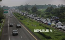 Antrean kendaraan pemudik melintas saat rekayasa lalu lintas satu arah atau one way nasional di Tol Cipali KM 110, Subang, Jawa Barat, Rabu (18/3/2026).