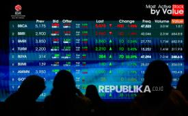 Pengunjung memantau layar pergerakan Indeks Harga Saham Gabungan (IHSG) di Bursa Efek Indonesia, Jakarta, Jumat (23/10/2026). IHSG ditutup menguat 0,95 persen ke level 5.439,25 pada akhir perdagangan menjelang akhir pekan.