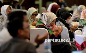 Warga memanjatkan doa untuk Relawan Global Sumud Flotilla yang melakukan misi pelayaran kemanusiaan menyalurkan bantuan ke Gaza saat acara Malam Solidaritas dan Doa Nasional di Jakarta, Jumat (22/5/2026) malam. Malam Solidaritas dan Doa Nasional digelar untuk memberikan support kepada para relawan Global Sumud Flotilla yang sempat diculik tentara Israel sekaligus bersuara dan menyatukan narasi bersama untuk membela perjuangan bangsa Palestina melawan penjajahan zionis Israel.