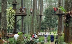 Pengunjung bermain sejumlah wahana permainan di kawasan hutan Pinus Cikole, Jalan Tangkuban Perahu, Lembang, Kabupaten Bandung Barat, Rabu (3/4/2025).