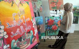 Pengunjung melihat lukisan yang dipajang dalam pameran bertajuk Craft Exhibition Vokasi di Malang Creative Center, Kota Malang, Jawa Timur, Rabu (13/5/2026). Pameran pendidikan vokasi SLB-B Yayasan Pendidikan Tunas Bangsa (YPTB) tersebut menampilkan puluhan karya siswa penyandang disabilitas tunarungu di bidang lukis, batik, tata busana, kriya kayu, suvenir, dan tata boga untuk mendukung upaya pemerintah dalam pengembangan pendidikan dan pelatihan vokasi inklusif bagi penyandang disabilitas. 