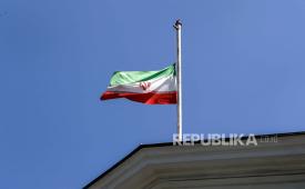 Iran mengibarkan bendera setengah tiang atas meninggalnya Presiden Raisi. 