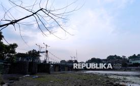 Debit air yang menyusut di Bendung Katulampa, Kota Bogor, Jawa Barat, Rabu (15/7/2026). Tinggi Muka Air (TMA) sungai Ciliwung di Bendung Katulampa, Bogor menyusut hingga 10 cm yang disebabkan kawasan hulu atau Puncak, Bogor tidak mengalami hujan deras sejak musim kemarau di bulan Juli. 