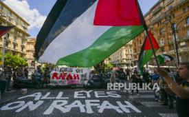 Anggota kelompok Jaringan Mahasiswa untuk Palestina melakukan protes di luar kantor pusat perusahaan pelayaran dan logistik Israel, di Naples, Italia, (10/5/2024).